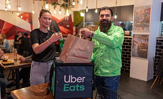 Steffi Butt (31) vom Burgerladen Glückspilz, packt zusammen mit Uber Eats-Fahrer Muawin Namaovra (35) eine Lieferung ein. - Oliver Krato