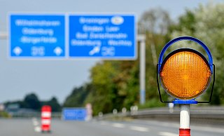 Während der Unfallaufnahme musste die Strecke gesperrt werden. - picture alliance / Hauke-Christian Dittrich (Symbolbild)
