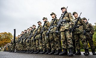 Anlässlich des Indienststellungsappells vom Heimatschutzregiment 2 stehen Soldatinnen und Soldaten auf einem Platz in der Lützow Kaserne. Die Soldaten des Heimatschutzregiment 2 in Münster werden im Katastrophenfall oder beim Schutz wichtiger Infrastruktur in der Landesverteidigung eingesetzt. - dpa