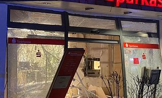 Der Sachschaden war bei der Sprengung in der Filiale an der Paderborner Straße in Nordborchen immens. - Feuerwehr Borchen