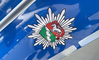 Die Polizei glaubte der Frau aus Hiddenhausen nicht und sucht weiter nach dem Fahrer des Wagens, der den Unfall verursachte. - Polizei Bielefeld