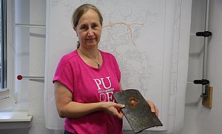 Susanne Brants zeigt, wie sogenannter Lochfraß, Korrosion und Inkrustation den Rohren älterer Baujahre zugesetzt haben. - Elke Niedringhaus-Haasper