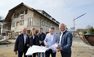 Werner Kordtomeikel (v.l.), Jutta Steinkemper, Thomas Herzog, Marcus Scharpenberg und Christian Steinpass schauen sich die Umbaupläne an. - Peter Unger
