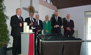 Im schwarzen Anzug und mit Zylinder: Die Sargträger Bernd Schnepel (v. l.), Guido Karlisch, Herbert Aussieker, Waldemar Meyke, Bestattermeister Jacob Grote, Jürgen Hagenbuch in der Friedhofskapelle in Gehlenbeck. - Sandra Spieker