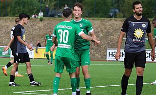 Schlusspunkt gesetzt: Torschütze Fynn Mewes (2. v. r.) und Vorlagengeber Furkan Yilman (Nummer 30) freuen sich über den Treffer zum 5:0 für den SV Rödinghausen II. Espelkamps Michael Wessel (r.) ist bedient. - N.Gessat