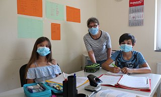 Julia (10) und Karim (12) beim Nachhilfeunterricht mit Lehrerin Sabine Hebrock. - Judith Gladow