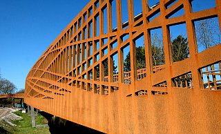 Die Gutachter sind sich nicht einig. Der TÜV Süd hat laut einer früheren Einschätzung vor dem Bau an den Geländern der neuen Brücke über die B 61 nichts auszusetzen. Hingegen kommt ein aktueller Prüfbericht eines Unternehmens aus Enger zu dem Schluss, dass die Brüstungen mit ihrer besonderen Konstruktion nicht den geltenden Vorschriften entsprechen. - Andreas Frücht