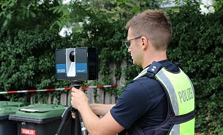 Ein Beamter baut einen 3D-Scanner auf, mit dem der gesamte Tatort erfasst und digitalisert wurde. - Claus Frickemeier
