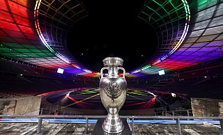 Der EM-Pokal im Berliner Olympiastadion. Am Sonntag, 14. Juli 2024, findet hier das Finale der Fußball-EM 2024 statt. - Alexander Hassenstein/dpa