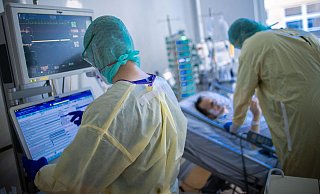 Rund 15 bis 20 Jahre jünger als im Januar seien aktuell durchschnittlich die Covid-Patienten auf den Intensivstationen der Bielefelder Kliniken, berichten Klinik-Experten. Kinder und Jugendliche sind aber trotz steigender Infektionszahlen in dieser Altersklasse bisher nicht darunter. - Jens Büttner