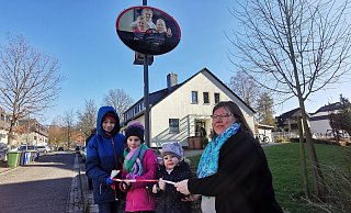 Timo, Hannah und Sofia schneiden gemeinsam mit Kitaleiterin Stefanie Dreyer das Band durch. Jetzt ist die Tempotafel vor der Kita "Heilig Kreuz" offiziell eingeweiht. - Pauline Maus