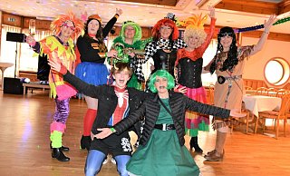 Gabi Halstrick, Kim Elfers, Yvonne Schlafhorst, Melanie Schwenker, Heike Merettig, Gaby Hoffmann (hinten v. l.) sowie Manuela Brock-Schniedermann und Tochter Helen (vorne) feiern im Gasthof „Zur Post“. - Karin Prignitz