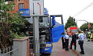 Der der Fahrer des Lastzuges verlor in der Kurve Wittekindstraße/Bielefelder Straße die Kontrolle über sein Fahrzeug. - Frank-Michael Kiel-Steinkamp