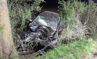 Das Fahrzeug prallte auf der B 241 bei Warburg mit großer Wucht gegen einen Baum. - Dieter Scholz