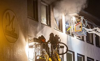 Zum Helden werden: Aus einem brennenden Haus werden Menschen gerettet. - Mike-Dennis Müller
