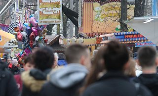 Zur Eröffnung der Osterkirmis stürmten Tausende in die Stadt und genossen endlich wieder den Duft von frischen Mandeln und Zuckerwatte. - Claus Frickemeier