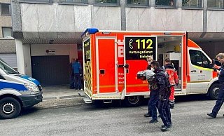 Polizisten führen den Tatverdächtigen im Oktober nach der Behandlung im Rettungswagen ab. - Jens Reichenbach