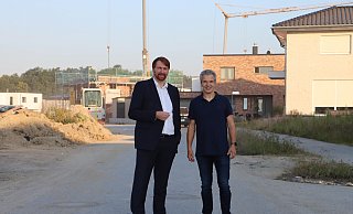 CDU-Fraktionschef Reinhold Hansmeier (r.) und Fraktionsmitglied Fabian Maduch haben Fragen zur Erbpacht. - CDU