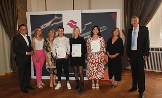 Bürgermeister Lars Bökenkröger (v.l.), Prüferin Jessica Darlath, Vizeinnongsobermeisterin Denis Sabur, die besten Azubis Manuel Selle (Minden), Naomi Beck (Rahden) und Marie Wehmeier (Bad Oeynhausen), Dozentin Nathalie Dunker und Innungsobermeister Hartmut Vahle. - Ulf Hanke