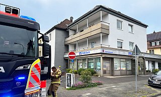 Beim Eintreffen der Feuerwehr war das Feuer bereits durch einen Bewohner gelöscht worden. Mehrere Bewohner wurden medizinisch gesichtet. - Ralph Meyer