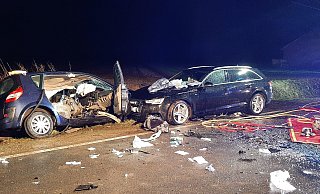 Unfallwracks: Im Renault (l.) stirbt ein 46-jähriger Mann, die Insassen des Kombis verlassen ihren Wagen weitgehend unverletzt. - Dieter Scholz