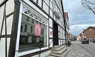 Der Aushang im Fenster weist darauf hin: Hier steht ein Ladenlokal zur Vermietung. Wie sieht die Zukunft der geschichtsträchtigen Adresse in der Versmolder Innenstadt aus? - Tasja Klusmeyer