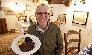Thorsten Seelmeyer serviert einen Sauerbraten mit Rotkohl und Klößen. - Peter Unger