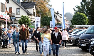 So sah der verkaufsoffene Sonntag all die Jahre zum Oktoberfest aus. Bummeln durch die Geschäfte der oberen Lübbecker Straße entlang einer Autoschau. - Felix Eisele