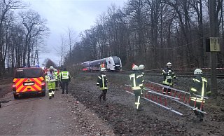 Die Evakuierung der 220 Passagiere aus dem Zug auf offener Strecke wurde am Nachmittag vorbereitet und zog sich bis in die Abendstunden. - Simone Flörke