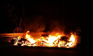 Die zwischen dem Lidl-Markt und dem Elektrofachmarkt aufgestellten Container standen lichterloh in Flammen. - Polizei Minden-Lübbecke