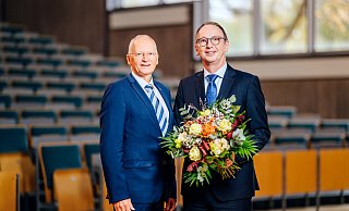 Jörg Wallaschek (r.) ist dem Vorsitzenden des Hochschulrates der Universität Paderborn, Jürgen Brautmeier, dankbar für dessen Einsatz. Das Foto zeigt beide im November 2024 nach der Wahl zum Präsidenten. - BESIM MAZHIQI