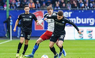 Florent Muslija (vorne) im Duell gegen den Hamburger Ignace van der Brempt, der den SCP-Topscorer am Samstag am Fuß erwischte. Muslija droht nun im Heimspiel gegen Rostock auszufallen. - picture alliance / Eibner-Pressefoto