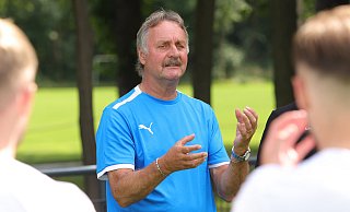 Peter Neururer hält vertragslose Fußballprofis fit. Für den 68-jährigen Trainer ist das eine Herzensangelegenheit. Der größte Erfolg ist, wenn sich sein Team im Laufe der Zeit auflöst. - picture alliance / firo Sportphoto