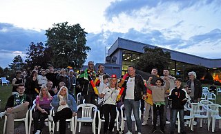 Rund 100 Fans kamen zum Public Viewing ins Engeraner Gartenhallenbad underlebten dort den Sieg der deutschen Nationalmannschaft über Schottlandbeim Eröffnungsspiel der diesjährigen Europameisterschaft. - STEFANIE BOSS