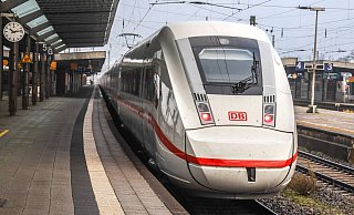 ICE-Züge sollen künftig eine eigene Schnellstrecke durch Ostwestfalen-Lippe erhalten. Doch die genaue Streckenführung ist umstritten. - imago images/Rüdiger Wölk