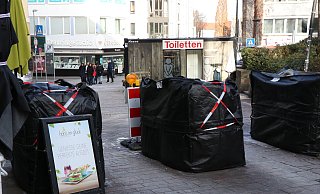 Solche mit Wasser gefüllten Indutainer bieten zwar Schutz vor ungewolltem Befahren, sehen aber auch nicht schön aus. - Holger Kosbab