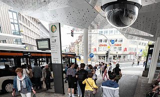 An den Bushaltestellen auf dem Jahnplatz befinden sich Kameras. Mobiel überwacht damit den Verkehr an den Haltestellen (Fotomontage). - © Jörg Dieckmann - www. dieckmann-fotodesign.de