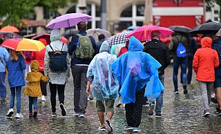 Regencape statt Badehose und Bikini: Den Sommer haben sich ?viele Gütersloher sicherlich anders vorgestellt. Besserung ist in den nächsten Tagen nicht in Sicht. - Martin Schutt