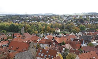 Der Blick über die Dächer der Warburger Altstadt ins Grün der Diemelaue. - Dieter Scholz