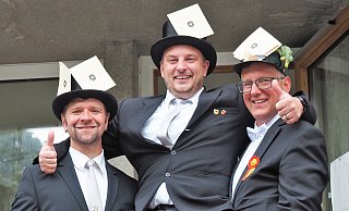 Die beiden stärksten Mitbewerber lassen den neuen König Sebastian Wessler hochleben. - Josef Köhne