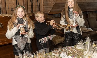 Laden alle in die alte Mühle ein: Emilia (11, l.) und Mathea (11, r.) haben seit Wochen kleine, teils auch köstliche Geschenkideen produziert für ihren Benefiz-Weihnachtsmarkt. Benni (9, Mitte) spielt zur Eröffnung Stücke aus Star Wars und Harry Potter auf der Trompete. - © Jörg Dieckmann - www. dieckmann-fotodesign.de