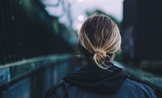 Die Frau telefonierte gerade, als der Täter sie packte. - Symbolfoto: pixabay / Creative Commons