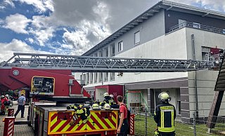 Die Mitglieder der Löschabteilungen Brackwede und Kupferhammer brachten vor der Kita eine Drehleiter in Stellung. - Jens Reichenbach