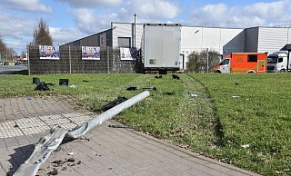 Der Lkw fuhr den Masten einer Fußgängerampel um. Das Fundament wurde jedoch nicht beschädigt. - Thomas Kube