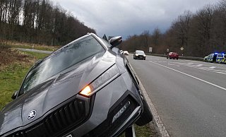 Der Skoda hing mit einer Seite auf der Leitplanke fest. - Burkhard Battran