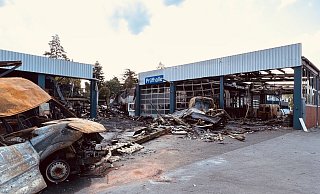 Der Panzerplatten-Akku eines Spezialfahrzeugs entzündete sich auch Stunden nach dem Brand immer wieder. Die Ursache für den Brand ist bislang ungeklärt. - Thorsten Heß