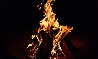 Mit einem Lagerfeuer haben viele Landwirte am Montag im Kreis Herford demonstriert. - (Symbolbild): Pixabay
