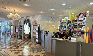 Der neue Kassenbereich am Empfang wirkt einladend und schick. - Therme