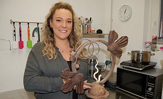 Alles aus Schokolade: Carina Adamek mit einer kunstvollen Tortenverzierung, die sie in der Meisterschule fertigte. Das Thema: Unterwasserwelt. - Sandra Spieker
