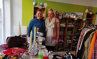 Saskia Cordes und Jasmin Striedelmeier bieten im Secondhandladen Dekoratives, Nützliches, Spielzeug und auch Kleidung an. - Ingrun Waschneck